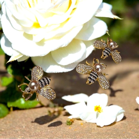 COPY - Elegant Gold and Pearl  set of 3 Bee Brooches with  Crystal Design - Picture 3 of 10